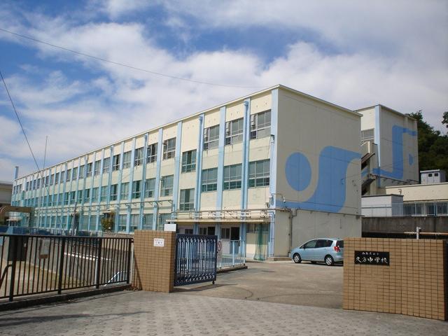 Junior high school. 770m to Nagoya Municipal Hisakata junior high school