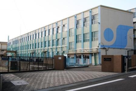 Junior high school. Hisakata 689m until junior high school