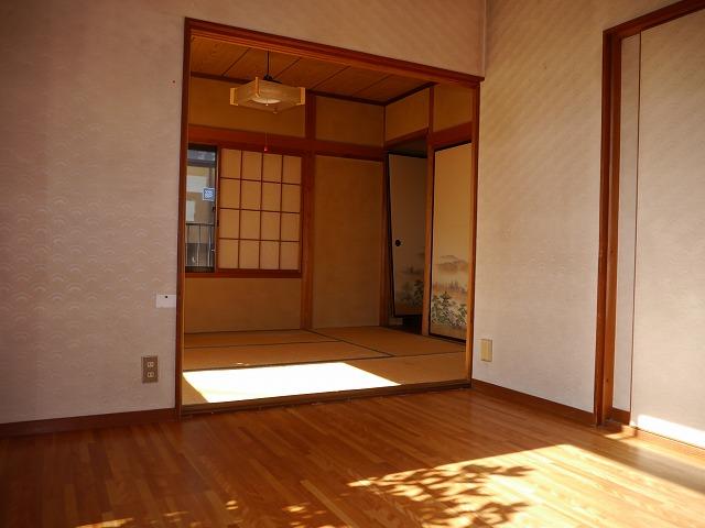 Non-living room. From the first floor Western-style room about 6 Pledge to Japanese-style room