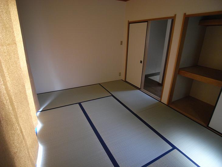 Living and room. Second floorese-style room is a 6-tatami rooms.