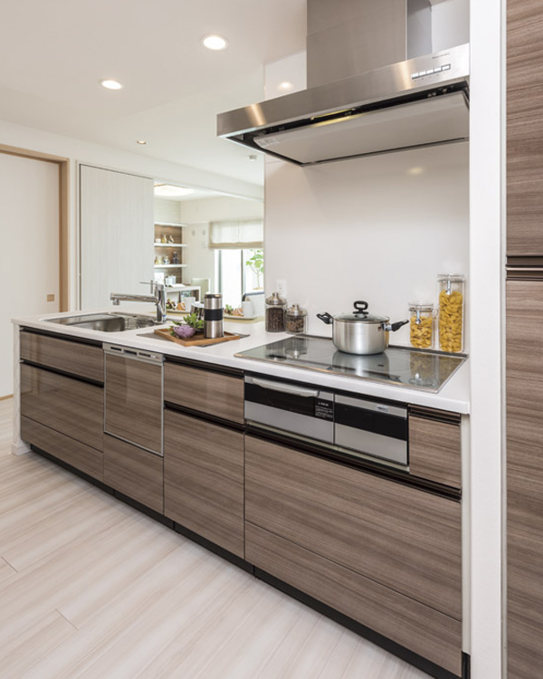 Room and equipment. Kitchens with useful features literate to anyone in the grown-up design. living ・ While enjoying a conversation with a family in dining is a face-to-face counter type that can cook and clean up (D type half-model room)