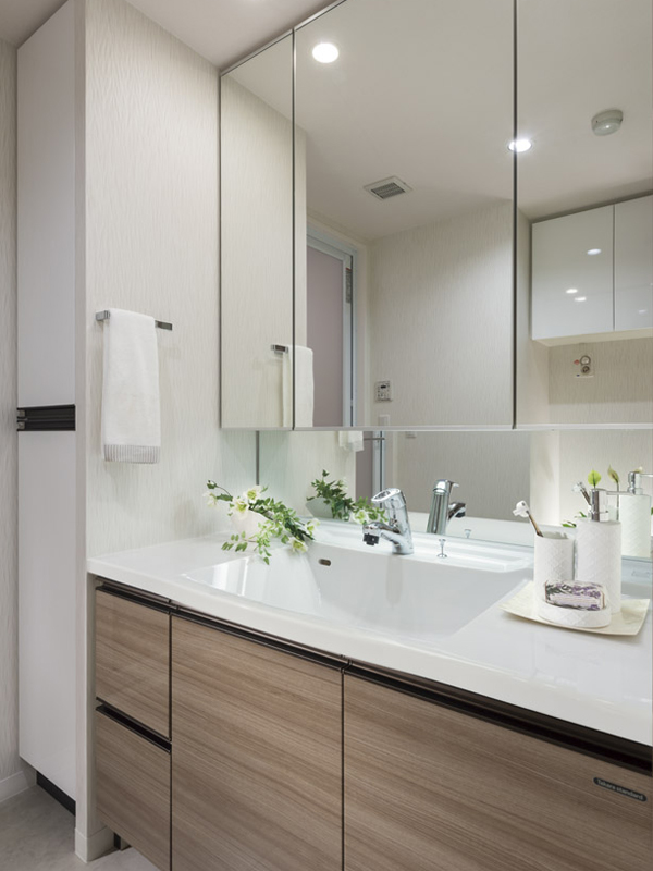 Bathing-wash room.  [bathroom] Wash room of clean design with stylish. Fogging wide three-sided mirror and your easy-care counter high wash bowl, such as the functionality of the integrated facility with a heater has been adopted (D type half-model room)