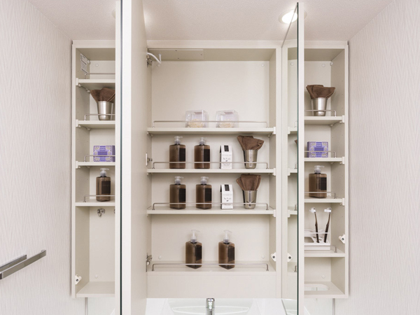 Bathing-wash room.  [Three-sided mirror back storage] The back of the large three-sided mirror, It is a storage space that can be refreshing tidy face care products and hair and makeup supplies (same specifications)