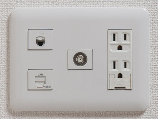 Other.  [Multi-media outlet] Power outlet and a telephone, TV, A multi-media outlet that was summarized in one outlet for the LAN, living ・ Dining and installed in all room (same specifications)