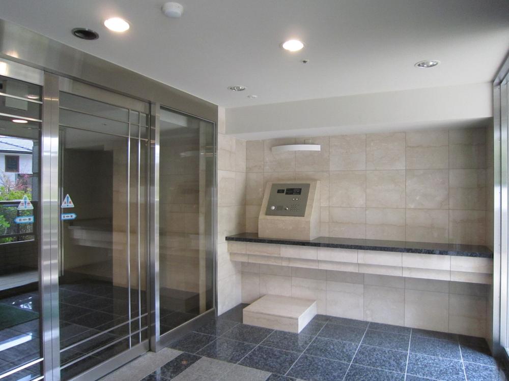 Entrance. Common areas