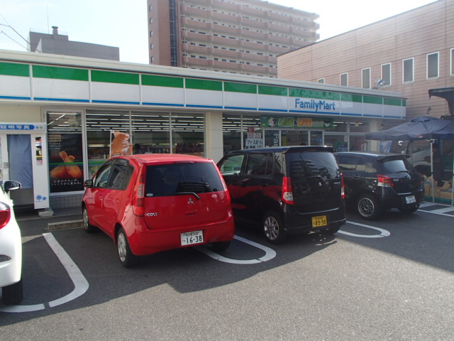 Convenience store. FamilyMart Hirabari Station store up to (convenience store) 242m