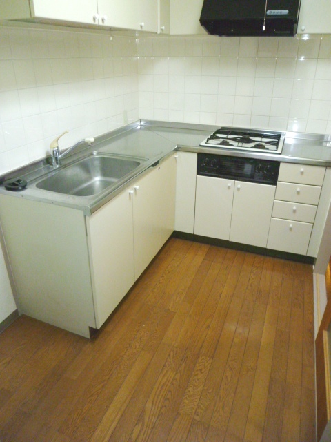 Kitchen. L-shaped kitchen