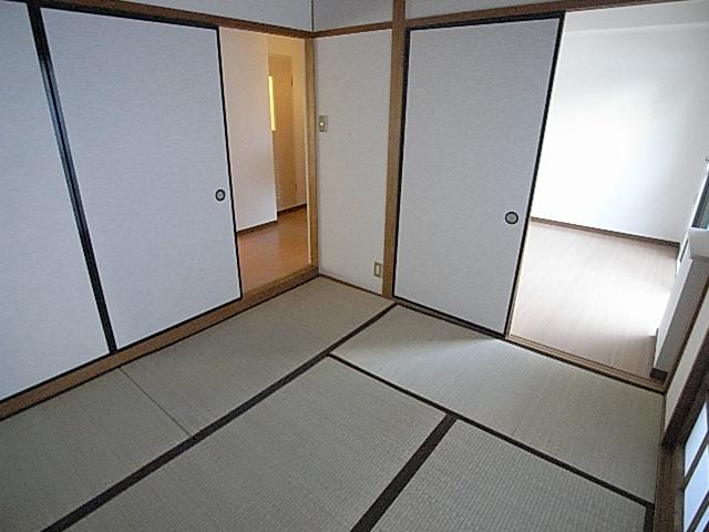 Non-living room. Western direction from the Japanese-style room