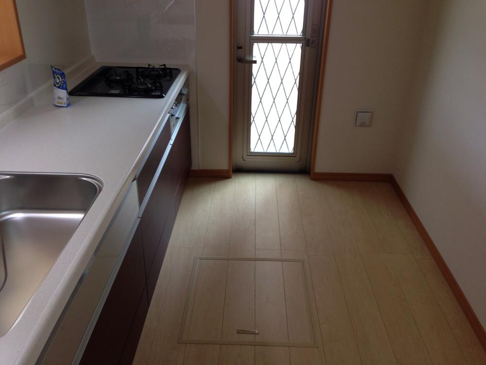 Kitchen. Kitchen space (with under-floor storage)