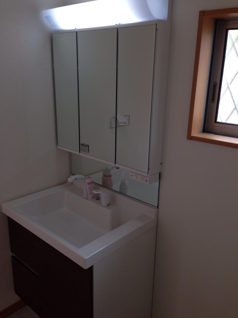 Wash basin, toilet. Three-sided mirror Shampoo dresser