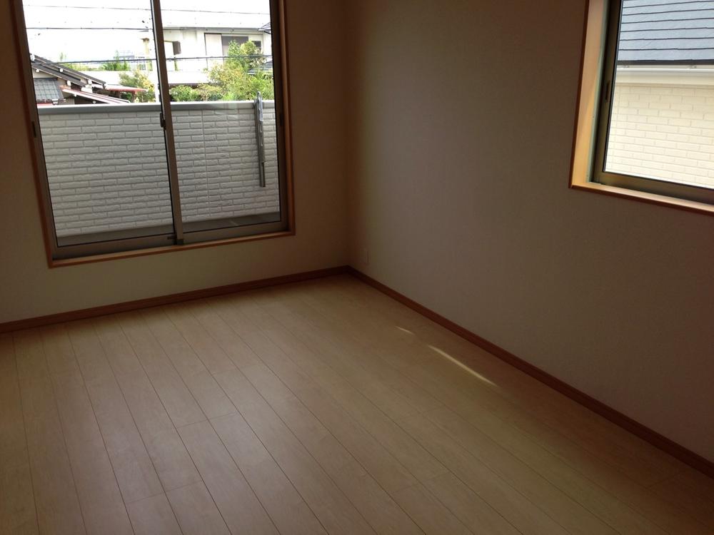 Non-living room. 875 Pledge Western-style is positive per good two-plane daylight!