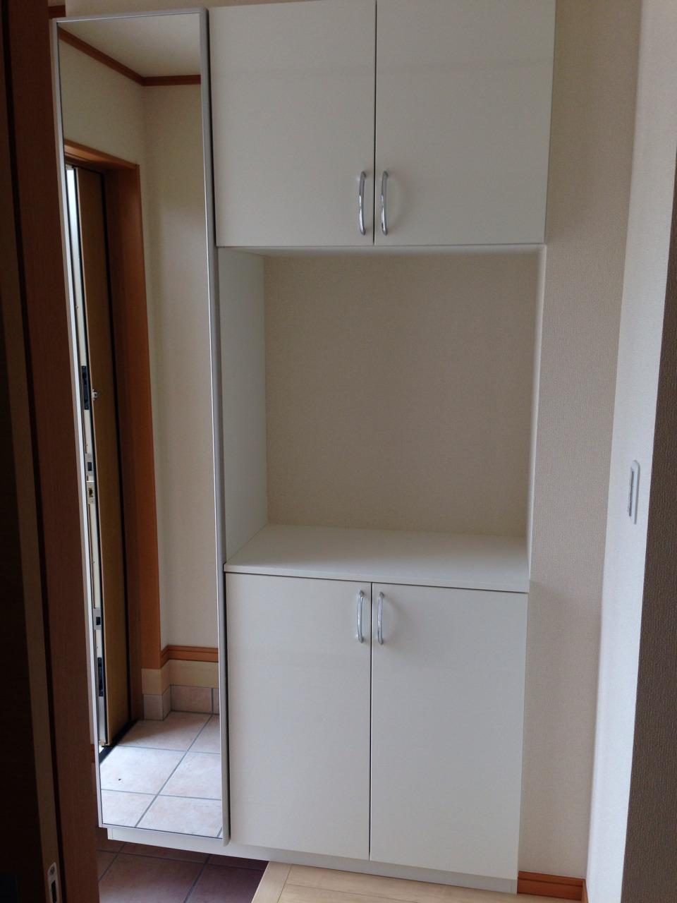 Receipt. Cupboard with mirror