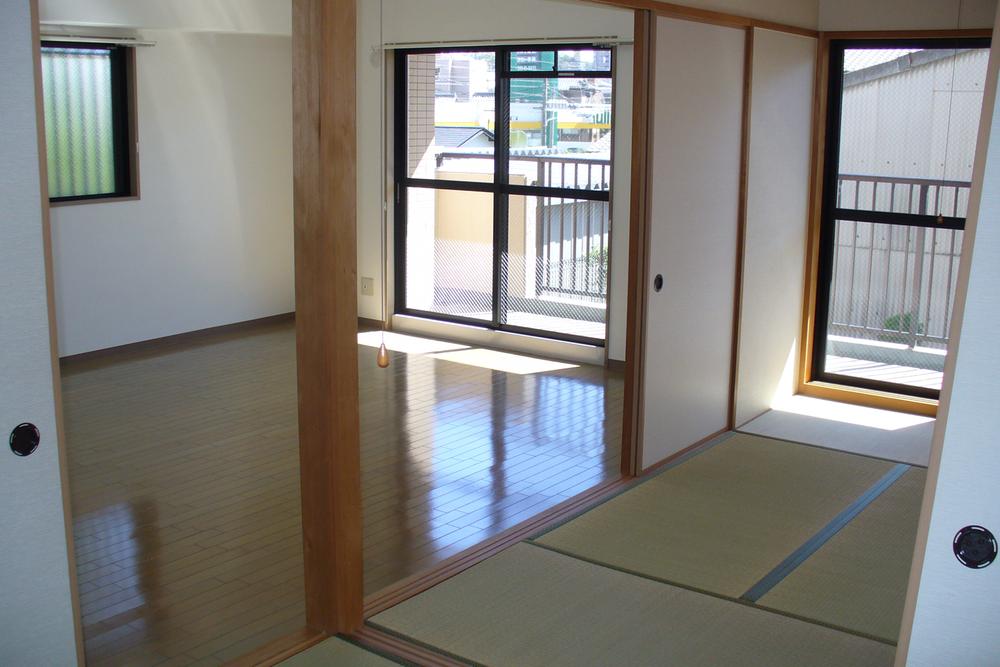 Living.  ■ Widely used living in Western-style room and a Japanese-style room