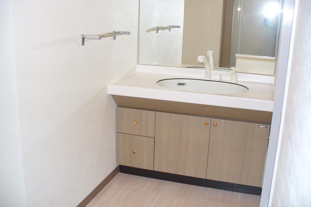 Wash basin, toilet.  ■ Vanity large mirror is happy ☆
