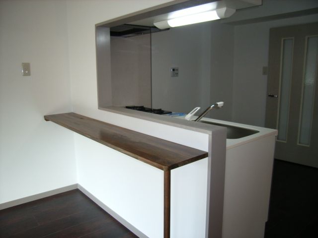 Living and room. It is a popular counter kitchen