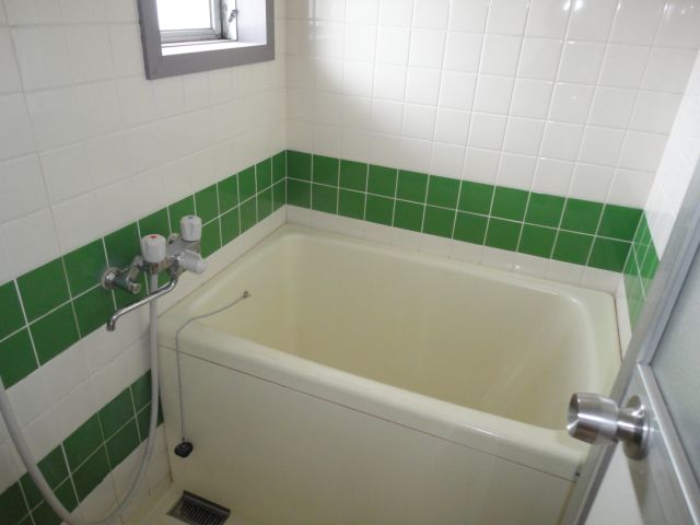 Bath. Bathroom that can ventilation with windows