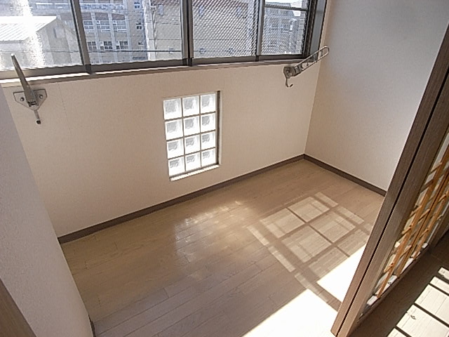 Other room space. Here is the solarium Laundry is here