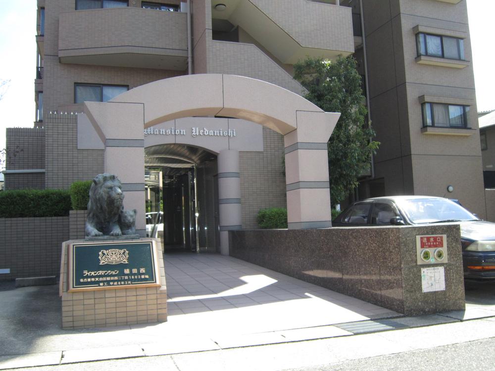 Entrance. Common areas