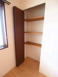 Living and room. North Western-style 7.86 quires storage