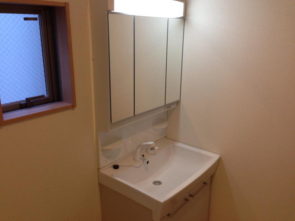 Wash basin, toilet. Three-sided mirror Shampoo dresser! 