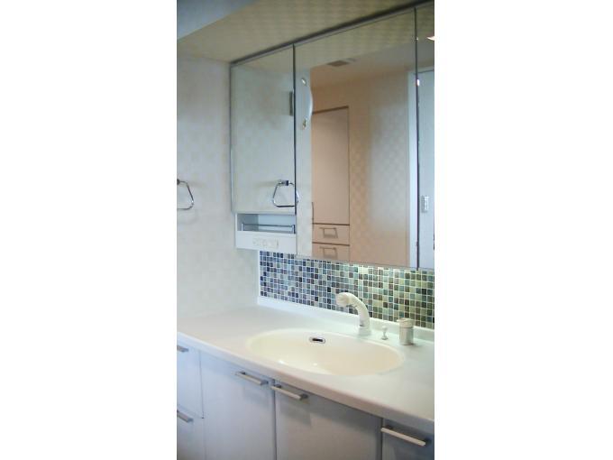 Wash basin, toilet. Indoor (2013) Shooting