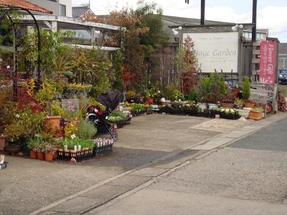 Other Environmental Photo. To 100m close proximity to the cottage garden, There is a stylish flower shop.
