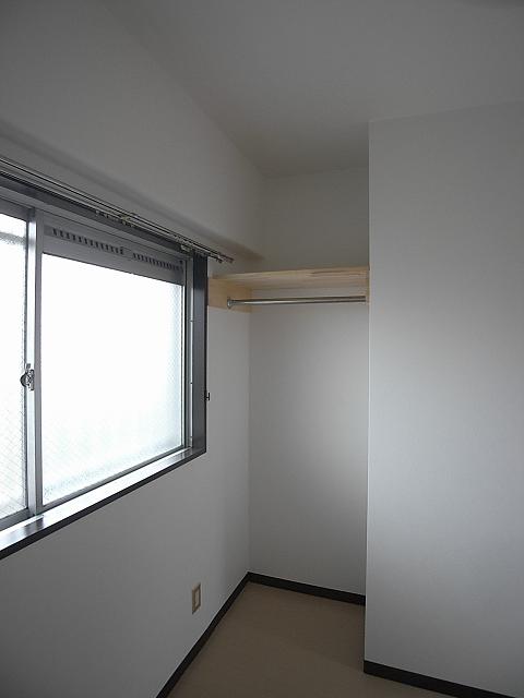 Living and room. It can be applied to clothes, The top can be used as a shelf