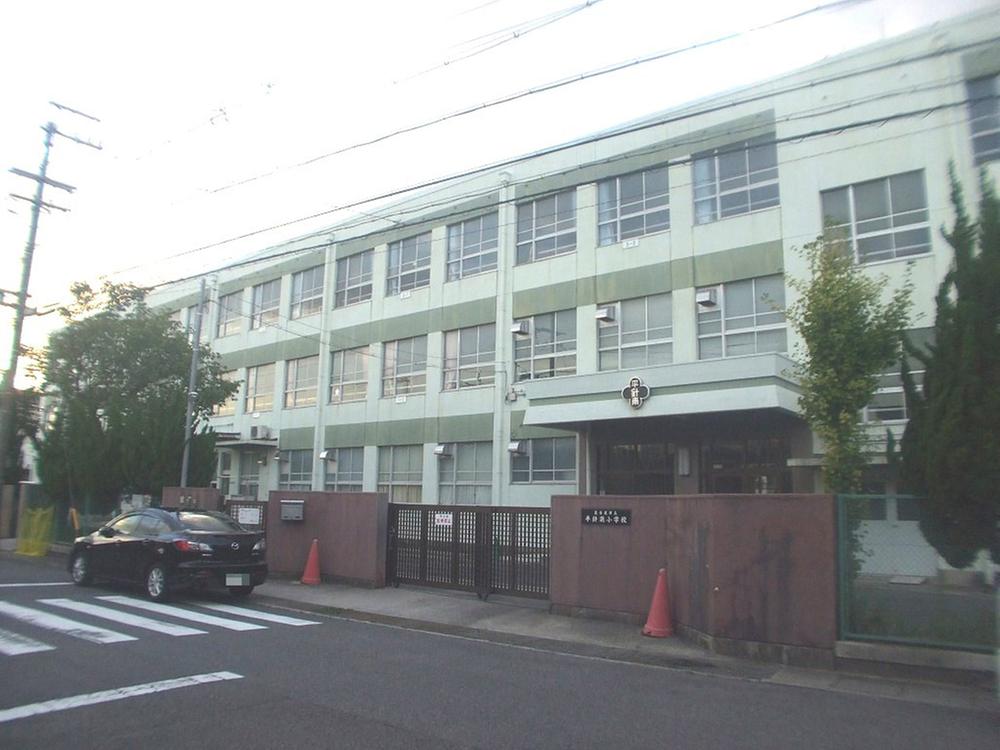 Primary school. 50m to Nagoya Municipal Hirabari Minami Elementary School
