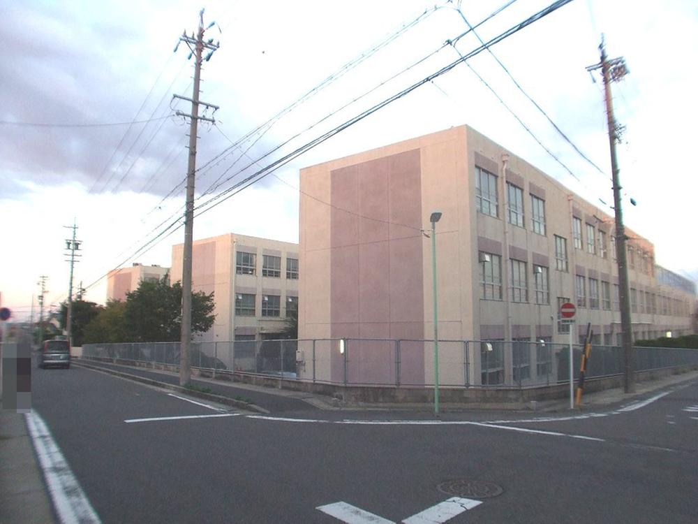 Junior high school. 990m to Nagoya Municipal Hirabari junior high school
