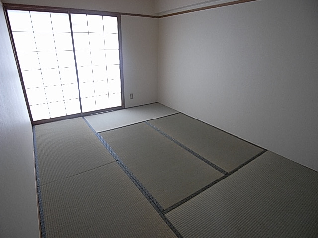 Other room space. Ken will want Japanese-style room Ease of use is a good!