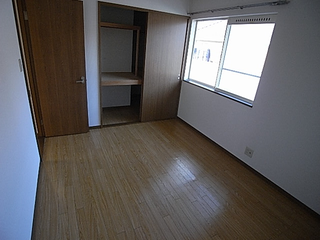 Living and room. Second floor, North Western-style is about 6 tatami rooms.