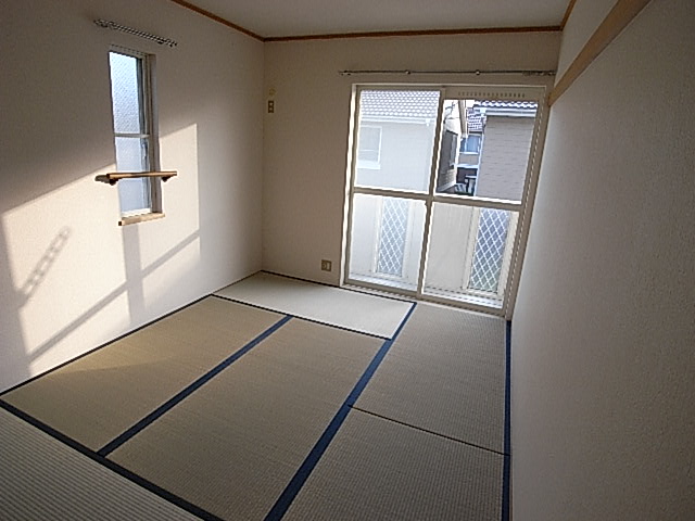 Living and room. Second floor, South Japanese-style room is a 6-tatami rooms.