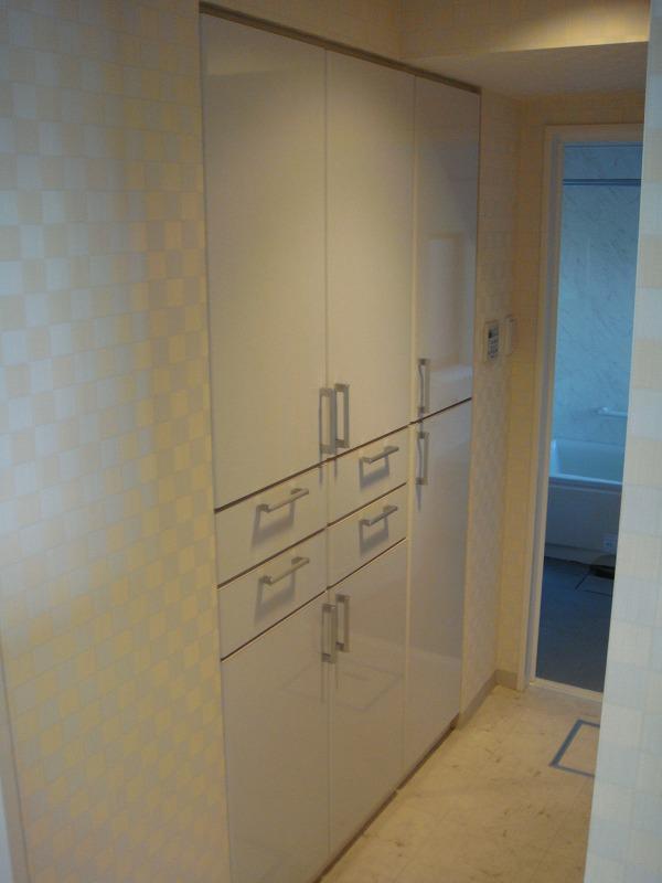 Non-living room. Substantial storage