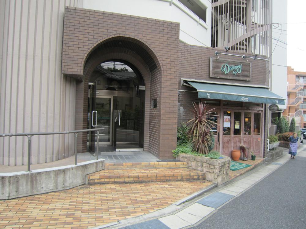 Entrance. Common areas