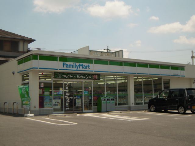 Convenience store. 560m to Family Mart (convenience store)