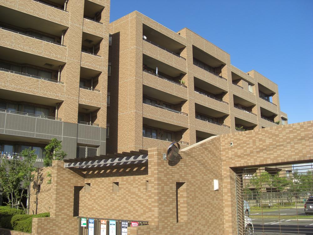 Living. It is the apartment of a calm atmosphere of the total 50 units. At the entrance to the parking lot of the site there is a shutter gate, Security has also been consideration. (October 2013 shooting)
