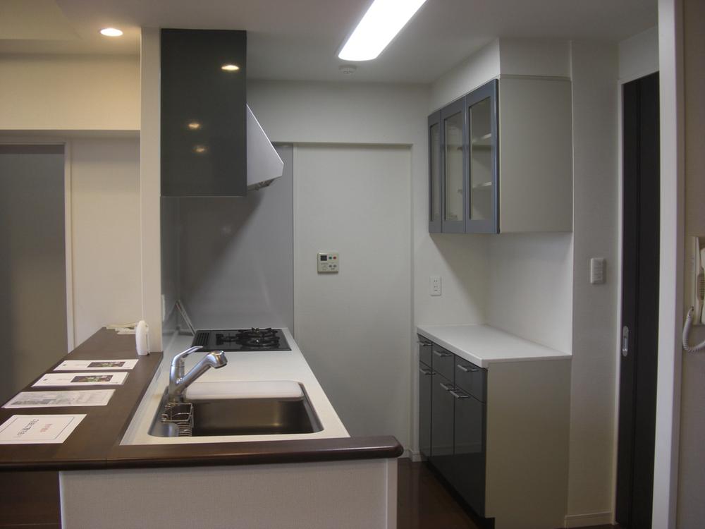 Kitchen. It is 2WAY kitchen that can traverse of the wash room. (October 2013 shooting)