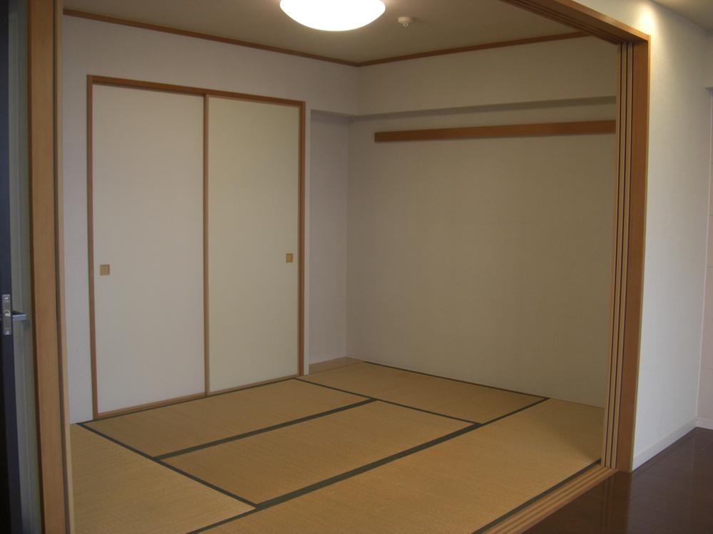 Non-living room. Alcove of a Japanese-style room. Since there is no difference in level between the living, It is safe for those children and your elderly. (October 2013 shooting)