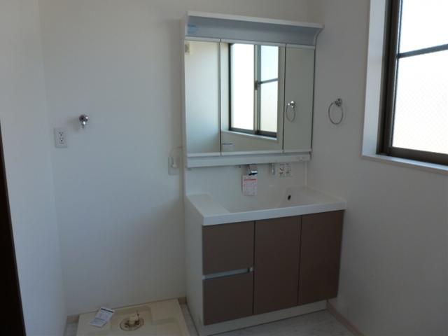 Wash basin, toilet. 9 / 19 local shooting