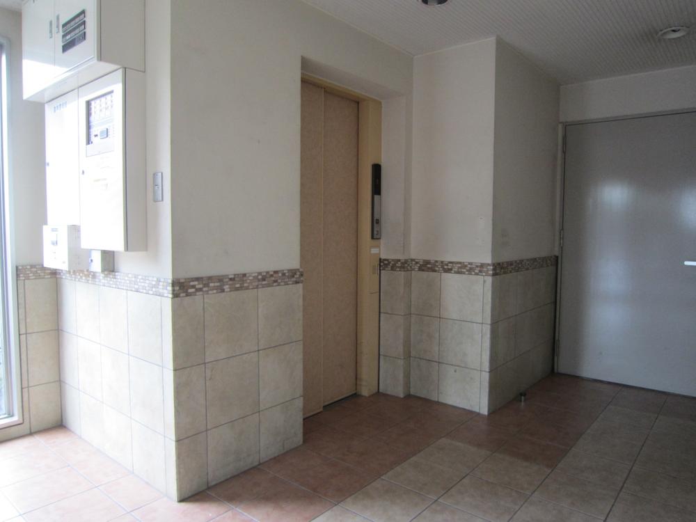 Entrance. Common areas (elevator hall)