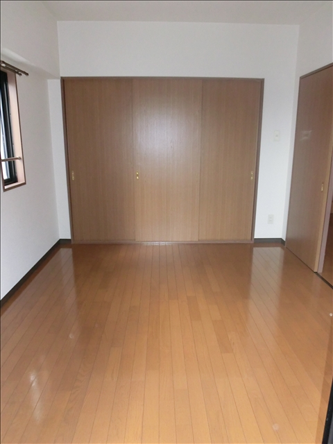 Other room space. It can be used by connecting the south side Western-style living