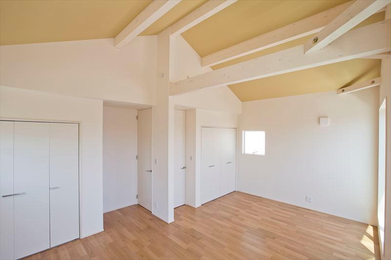 Non-living room. Open-minded Western-style in the C building Western-style gradient ceiling. According to the child's growth, It is also possible Majikiriru into two chambers. 