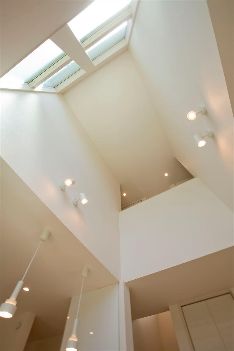 Other introspection. By providing the C building atrium atrium and the high-side light, It has become a bright space in consideration for lighting. 