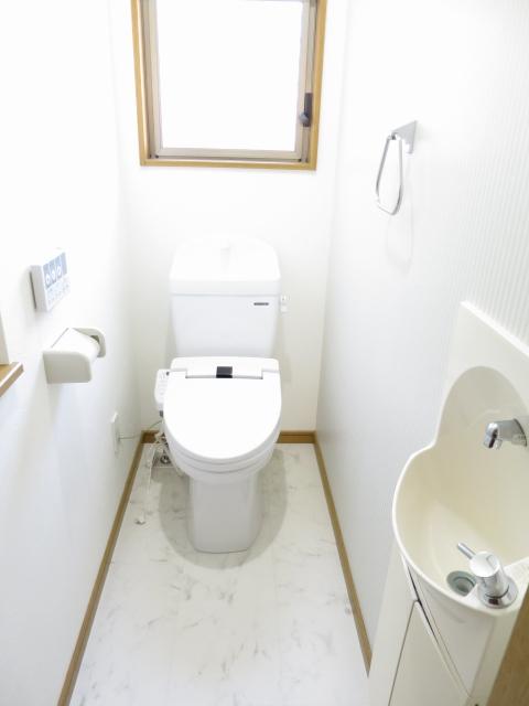 Toilet. Indoor (10 May 2013) Shooting 1F toilet