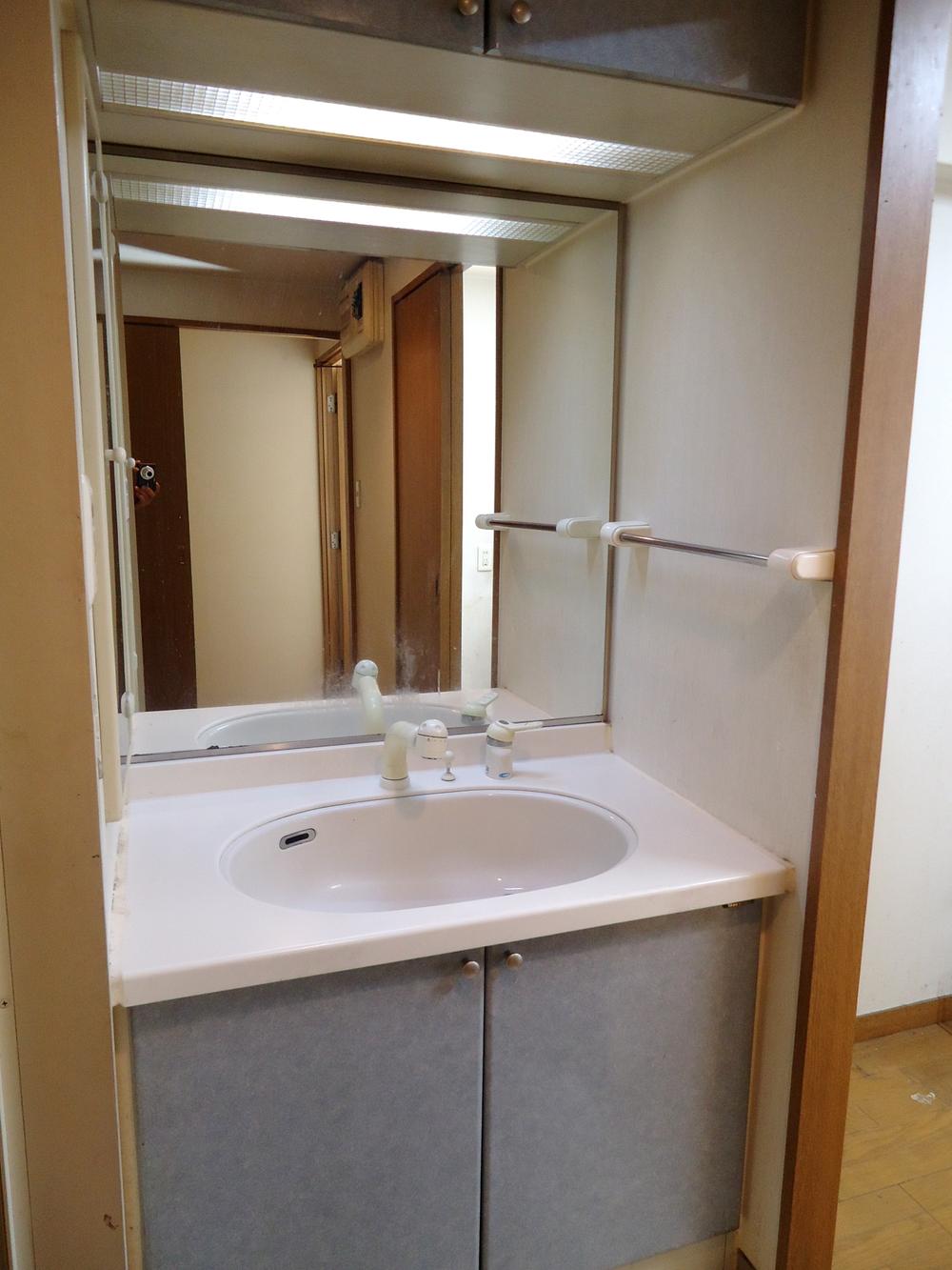 Wash basin, toilet. Indoor (12 May 2013) Shooting