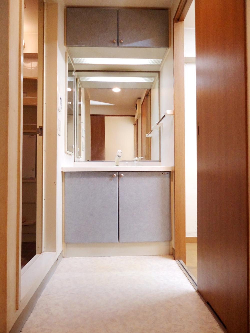 Wash basin, toilet. Indoor (12 May 2013) Shooting