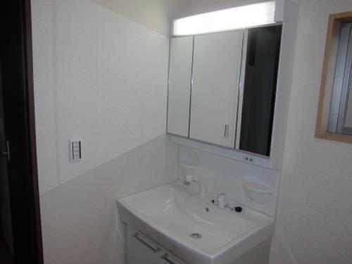 Wash basin, toilet. Three-sided mirror (with antifog)