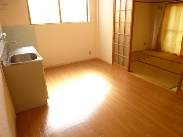 Living and room. Western-style bright light enters from the bay window