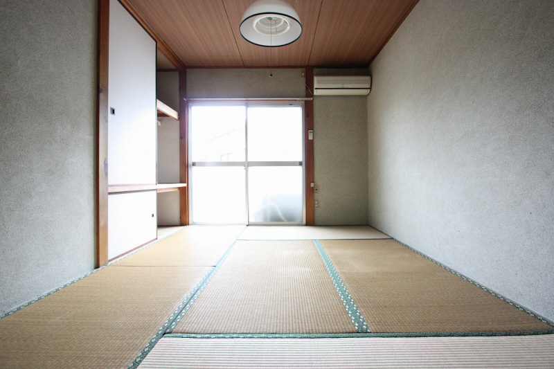 Living and room. Even in relaxed reading in the Japanese-style room. 