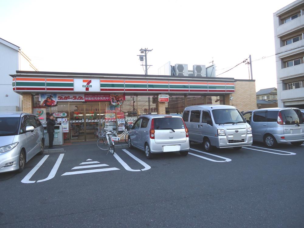 Convenience store. Until the Seven-Eleven 350m